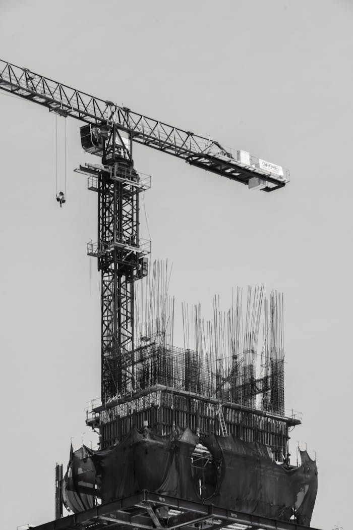 Monochrome photo of a tower crane at a construction site in Mexico City, CDMX.